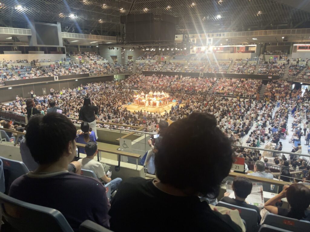 間近で見る大相撲の取組