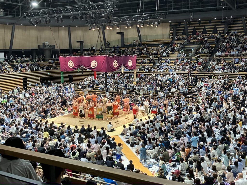 会場いっぱいのお客さんの中での観戦