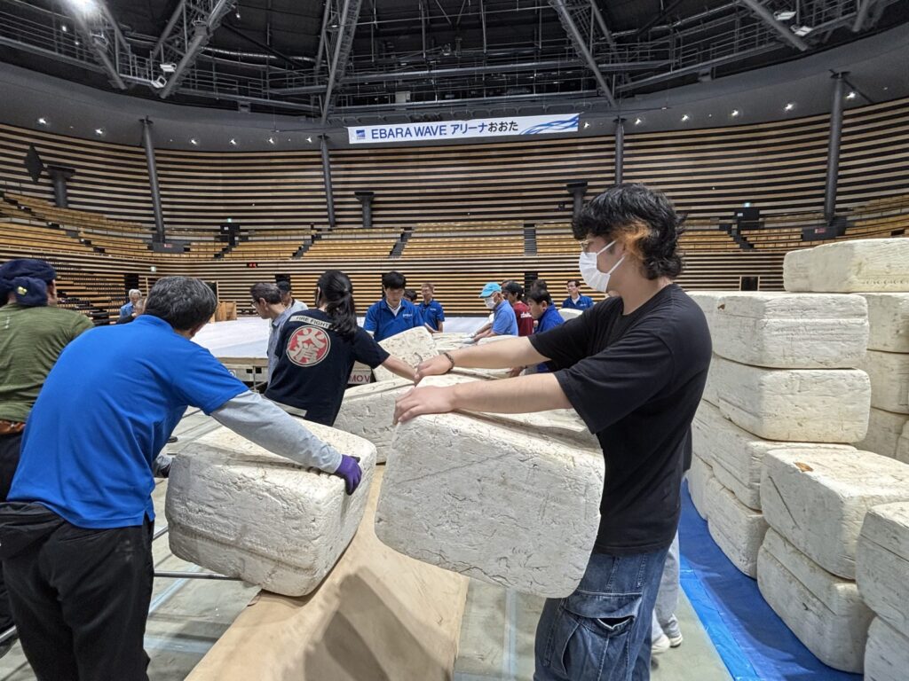 土俵づくりに挑戦する生徒たち